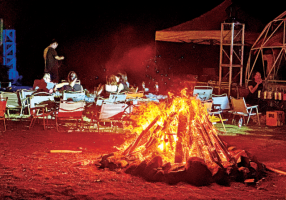 渝北山野音乐会浪漫上演 民谣烟花点亮星空之夜