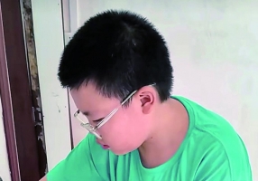 11岁的“背弟男孩” 梦想像哆啦A梦一样勇敢