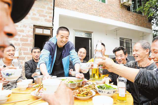 3月16日，赵良露（蓝衣）和村里的“老渔民”们聚会。