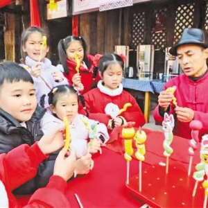 他们走上街头送出最美年货