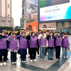 重庆解放碑举办“阳光志愿行 温暖满山城”公益活动