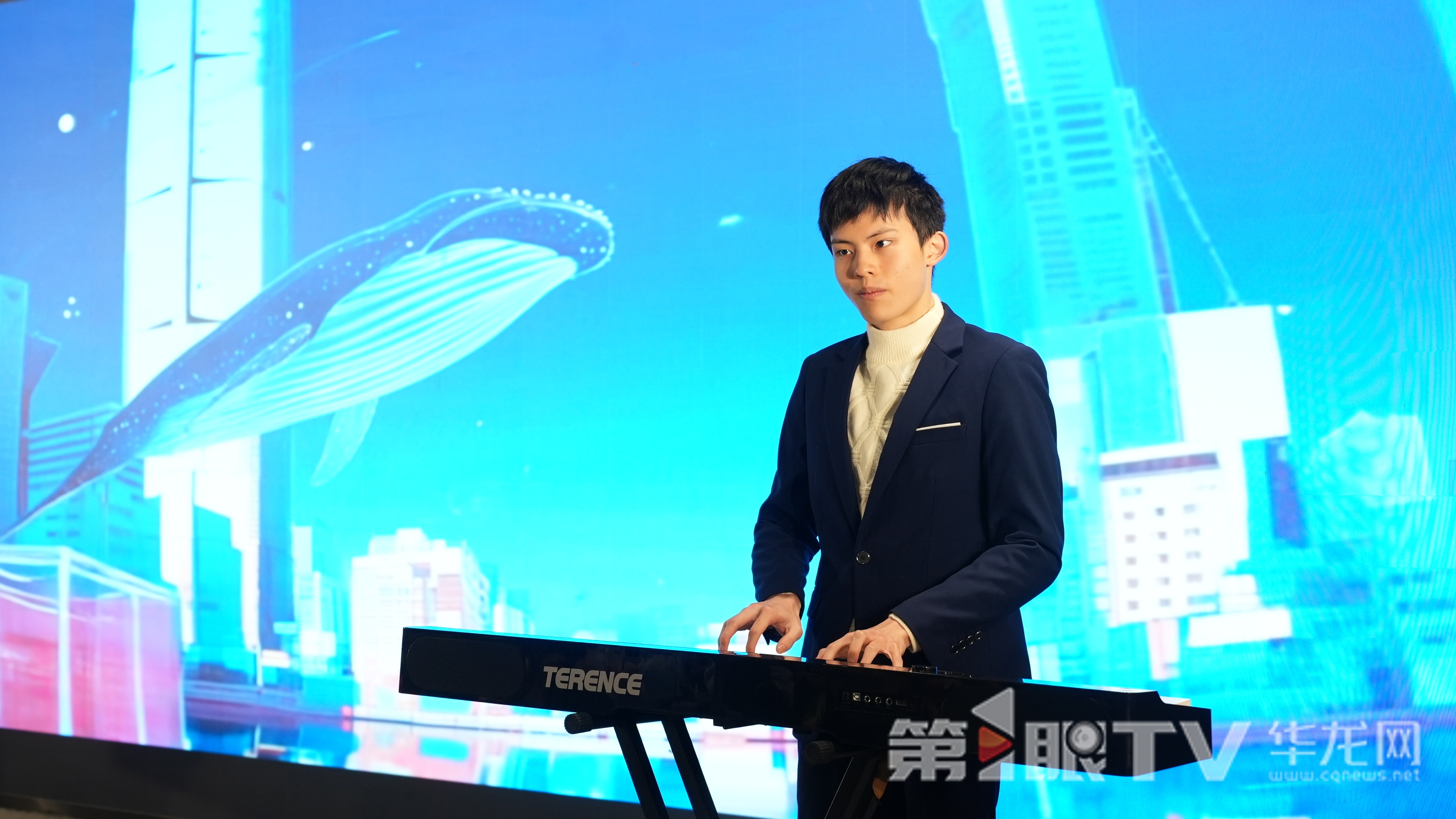 会上，孤独症少年舒海峰为大家带来钢琴独奏《鲸的星火》。 第1眼TV-华龙网记者 陈洋 摄