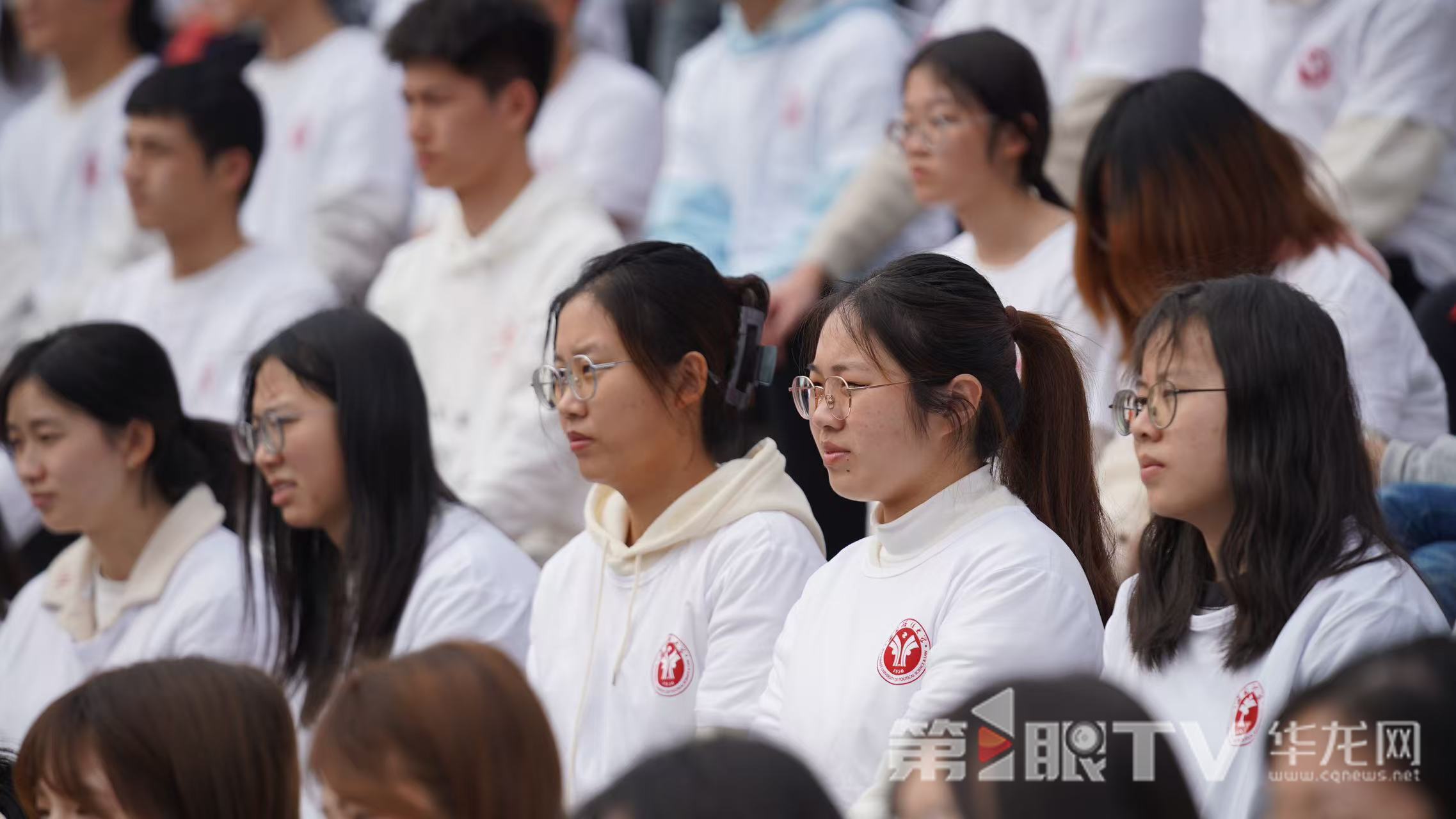 启动仪式近2000名学生参加。 第1眼TV-华龙网记者 刘钊 摄