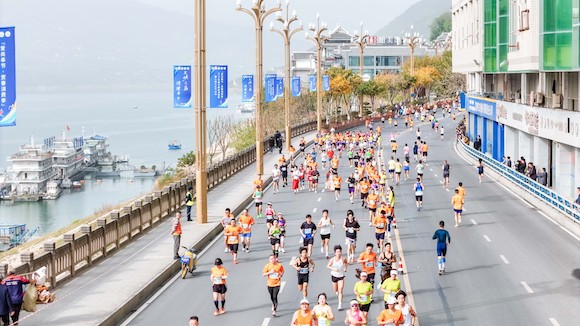 选手们全力奔跑。主办方供