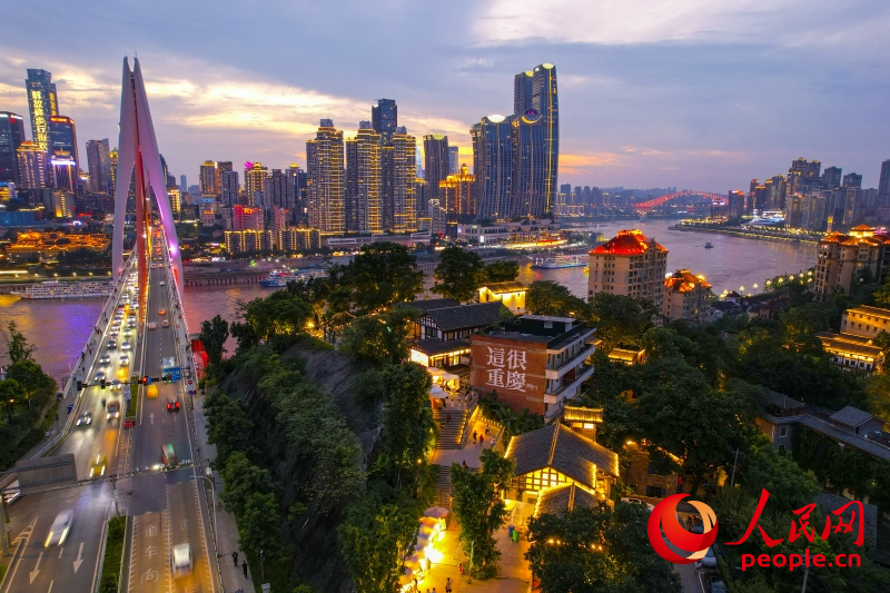 “南滨C湾”城市夜景。人民网 邹乐摄