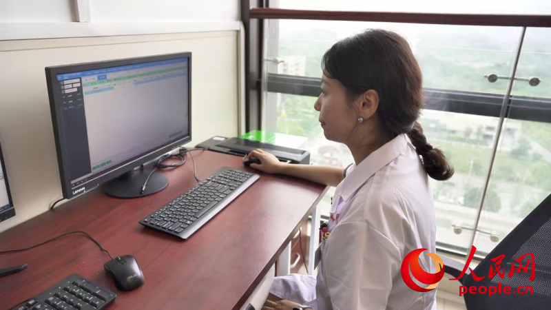 重庆医科大学附属第二医院江南院区，医生通过医检互认系统，查看患者在当地的检查结果。人民网记者 刘祎摄