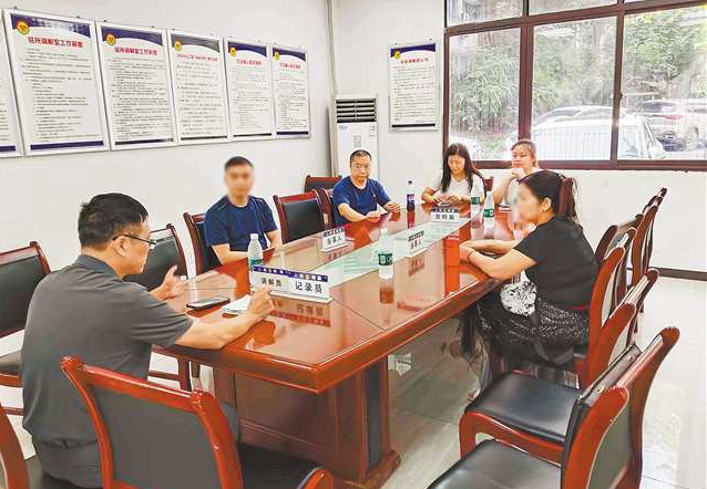 八月二十七日，李洪峰（左一）现场调解漏水纠纷。记者 黄乔 摄\视觉重庆