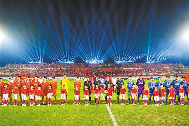 九月十二日，二○二六“渝超”揭幕战在长寿区体育中心打响。双方球员亮相。记者 齐岚森 摄\视觉重庆